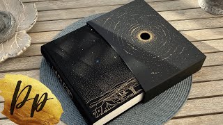 The Wind-Up Bird Chronicle - Haruki Murakami | Folio Society Reviews
Join this channel to get access to perks:
https://www.youtube.com/channel/UCOUr2VRpJ76cEkyk9ByIw_w/join
Here we ’The Wind-Up Bird Chronicle, by Japanese author Haruki Murakami, first published in 1994 and here published by the Folio Society in 2023. The book is translated by Jay Rubin and is illustrated by Colombian artist Daniel Liévano.
The book is bound in fine blocked cloth, that easily picks up hairs and dust, and comes with a die-cut slipcase. The book is matching the other two Murakami books from the Folio Society. The book opens up very well and the endpapers are illustrated.
The book is Smyth-sewn. It’s printed on Abbey Wove paper. The paper is smooth, fairly thick, cream coloured and acid-free. The text is printed in two colours, black and blue, throughout with integrated illustrated motifs. The book is printed and bound in Italy by LEGO.
Time-table:
Slip-case 00:00
Binding 00:25
Inside the book 01:30
Contents 02:14
Overview 02:30
Illustrations 02:58
End of book 04:23
/ Support this channel
– Patreon: https://www.patreon.com/pontuspresents
– Super Thanks: ^^ Check out the heart with the $-sign above!
– Blackwells Affiliate link: https://www.blackwells.co.uk/?a_aid=pontuspresents
/ / Contact
☞ Discord: https://discord.gg/MGeNsHX
☞ E-mail: ask.pontus.presents@gmail.com
☞ Goodreads: https://tinyurl.com/yuyc4a46
/ / / Music The Wind-Up Bird Chronicle - Haruki Murakami | Folio Society Reviews