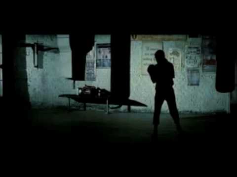 Watch the video for Contra el viento