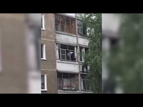 Неадекват чуть не выкинул младенца из окна