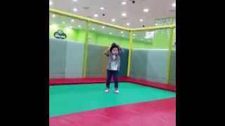 [ENG SUB] Yebin Having Fun On Trampoline 트램폴린 위에서 신나게 노는 예빈이