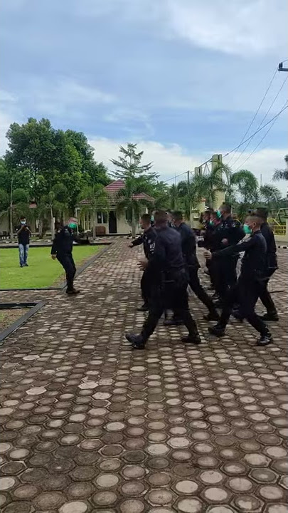 VIRAL Satpam Terpesona