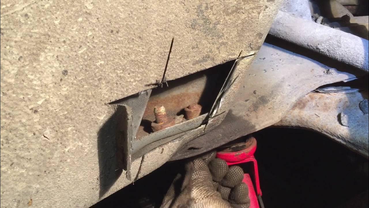 Саморез с винтом шляпкой. Откручивание болтов на крышке кпп станка. Закладные гайки краба гранта. Сорвано крепление. Болты крепления краба ваз 2109.