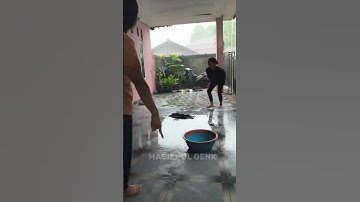 emak emak mandi hujan #shorts