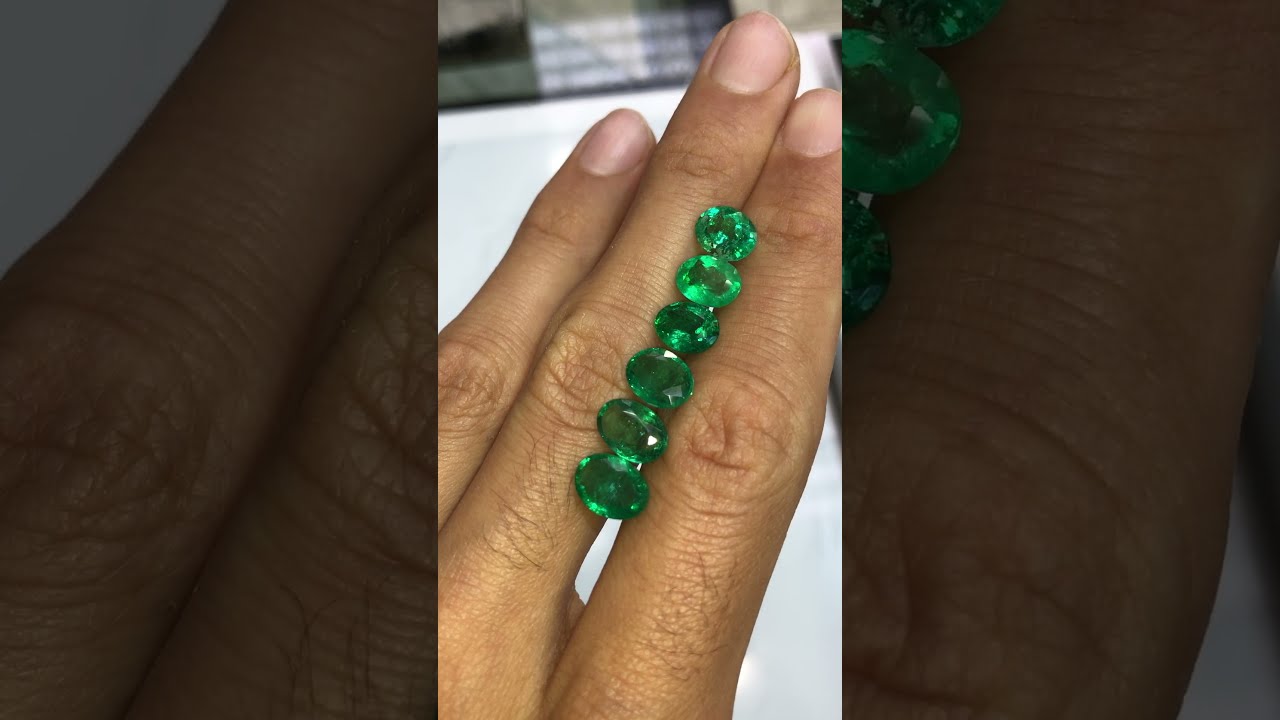 Dark Green Loose unset natural Oval cut emeralds for sale with certification