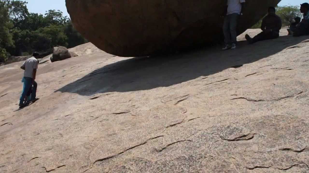 Butter ball of Krishna, India. マハバリプラムのバターボール