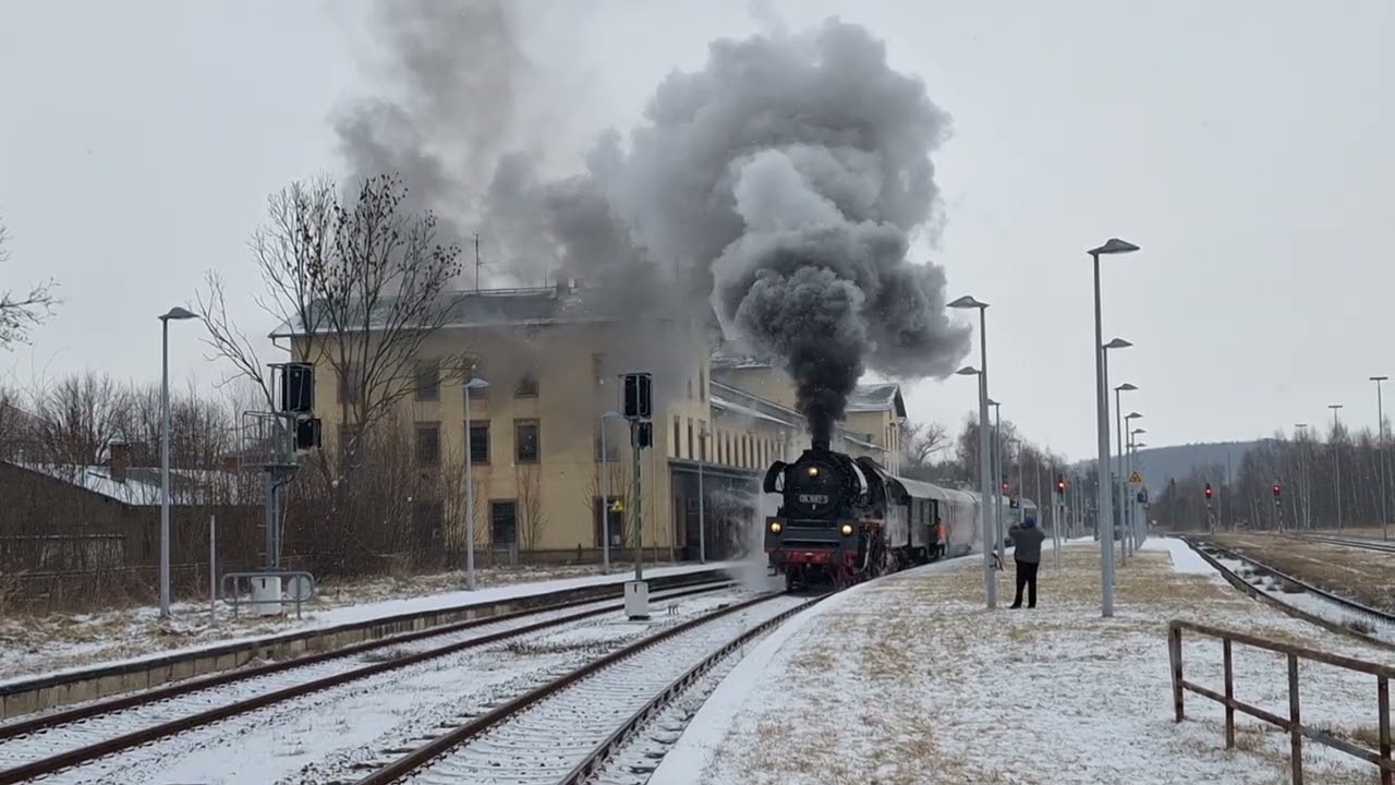 Am 16.02.2026 ist 35 1097 - 1 mit dem IGE - Sonderzug in Ebersbach ( Sschs ) auf dem Weg nach Zittau