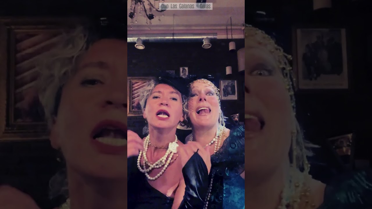 Das Duo Las Galanas tritt im Hinterhofsalon - Zwanziger Jahre Konzert