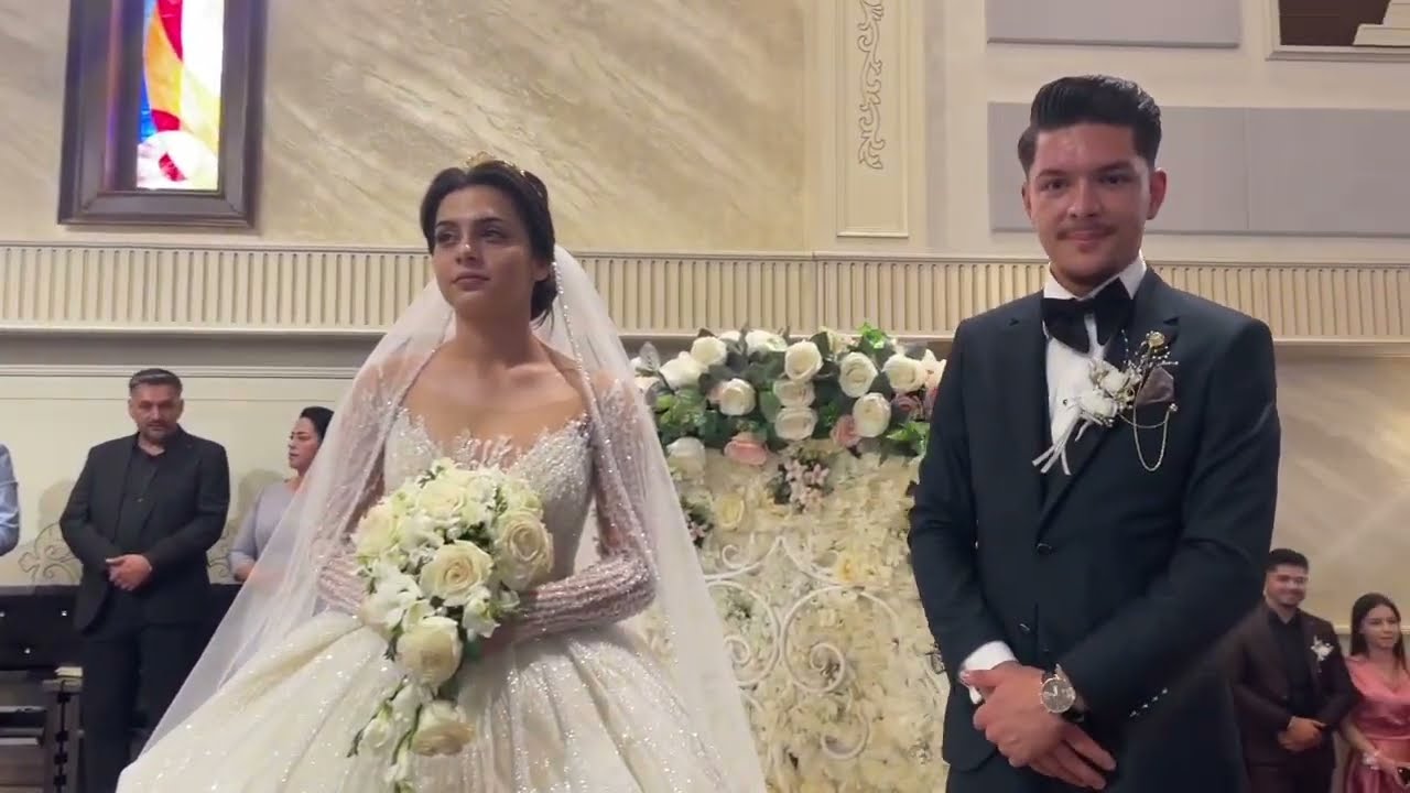 Intrarea mirilor în biserica / Vasile Ciupi și Cristina / MediaLive DGML