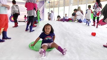 Serunya bermain salju di Jakarta Fair Snow Park