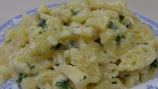 Макароны с плавленным сыром на сковородке. Самостоятельное блюдо, которое можно подать на ужин.