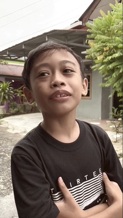 sok sokan benerin rambut padahal yang berantakan isi kepalanya:)