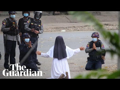 Myanmar: nun begs police to spare protesters
