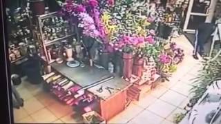 Разбойное нападение на цветочный магазин в Киеве с камер наблюдения(В цветочном магазине у киевской ст.метро 
