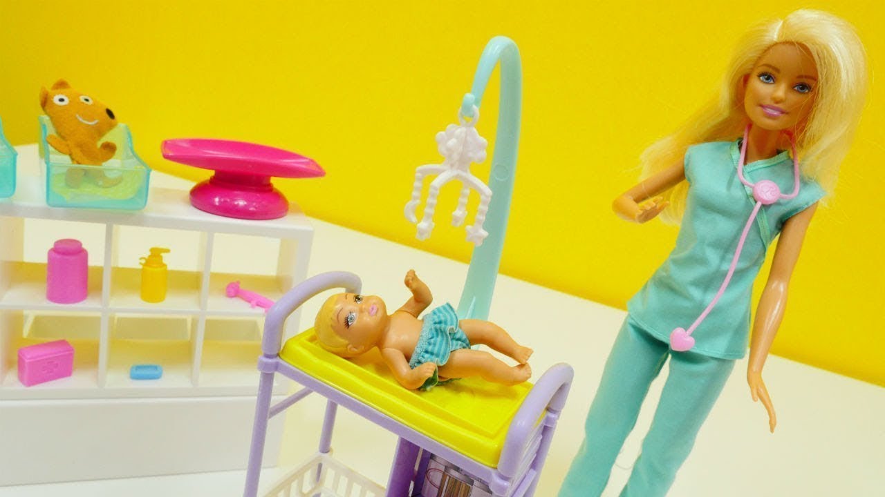 Barbie hat einen Termin beim Kinderarzt Spielspaß mit Puppen auf