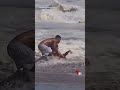Salvavidas adolescente rescata a un niño de las fuertes olas