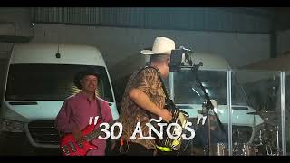 Video thumbnail of "30 años - Elías Medina ft. Akilatados"