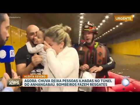 Mãe e filha são resgatadas pelos bombeiros durante alagamento no túnel do Anhangabaú