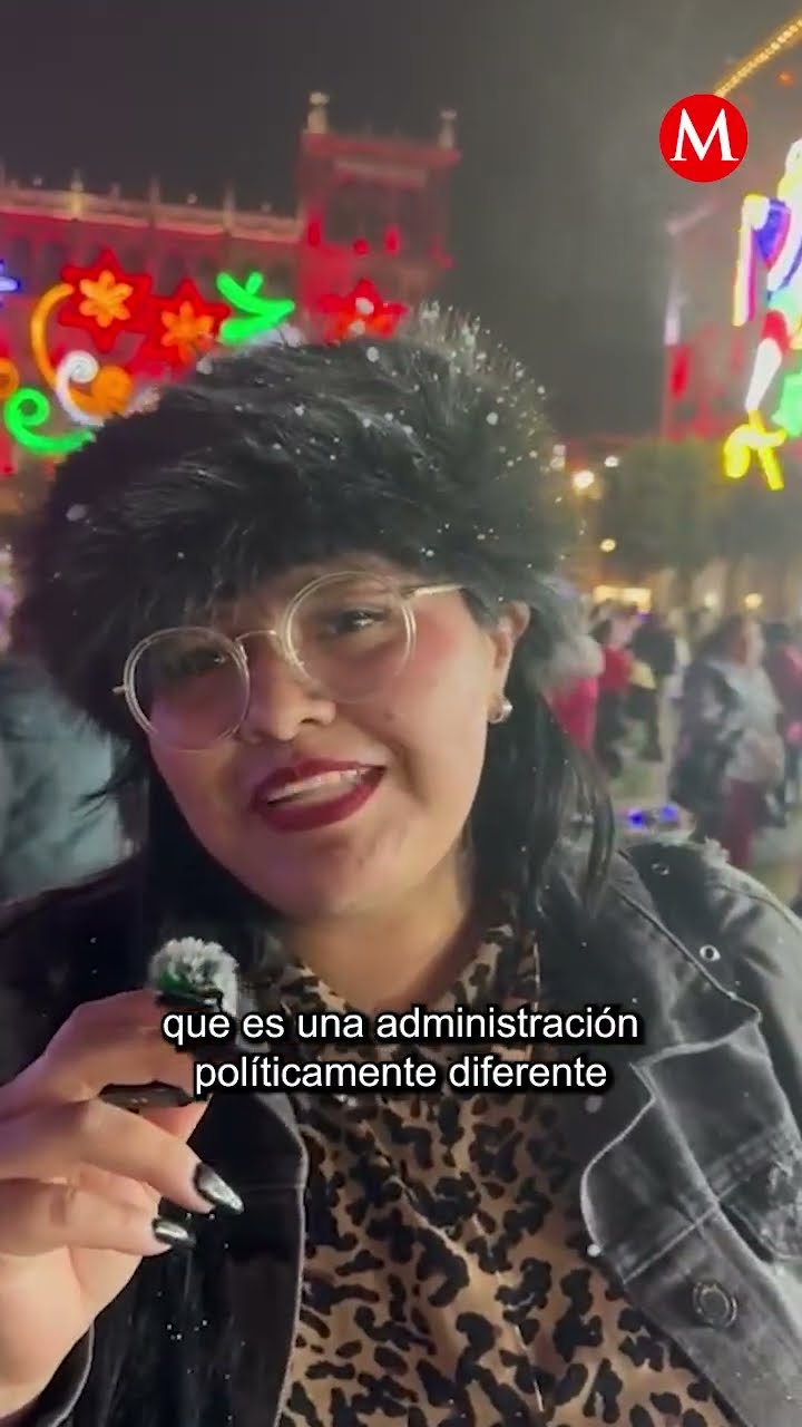 Familias disfrutan de la verbena navideña del Zócalo de la CdMx