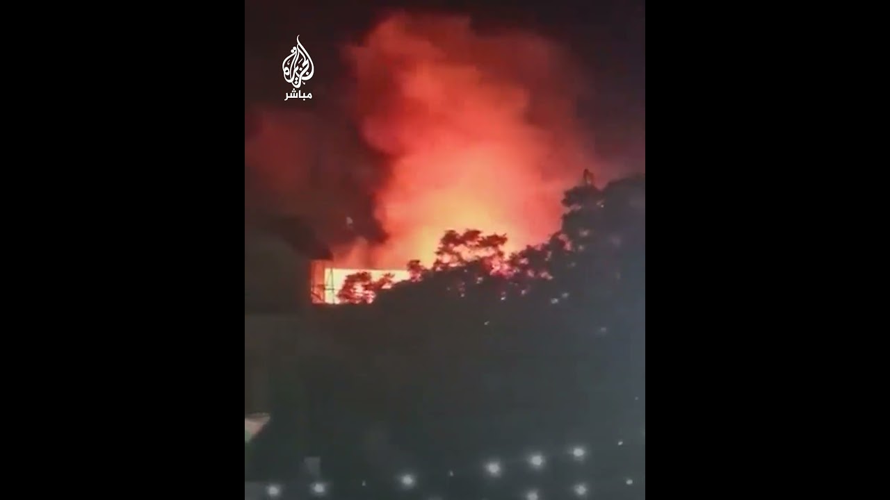 اندلاع حريق في شارع القدس بمدينة البيرة جراء إلقاء الاحتـلال قنابل الغاز المسيل للدموع