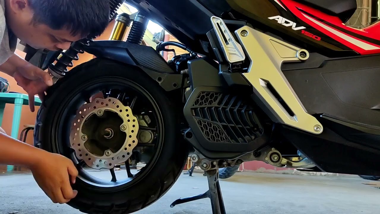 Honda Adv 150: DIY removal of front and rear tire.
