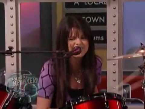 selena-gomez-singt-in-waverly-place