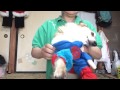 コーギー犬が飼い主さんからスーパーマンの、着せ替え中にふざけるよ〜。