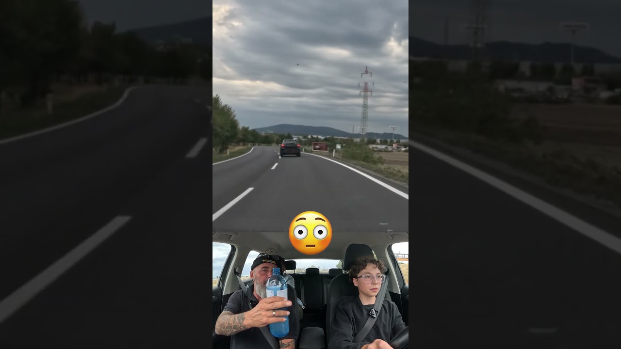 Anzeige geht raus 👀😂 Auto überholt in der Kurve!