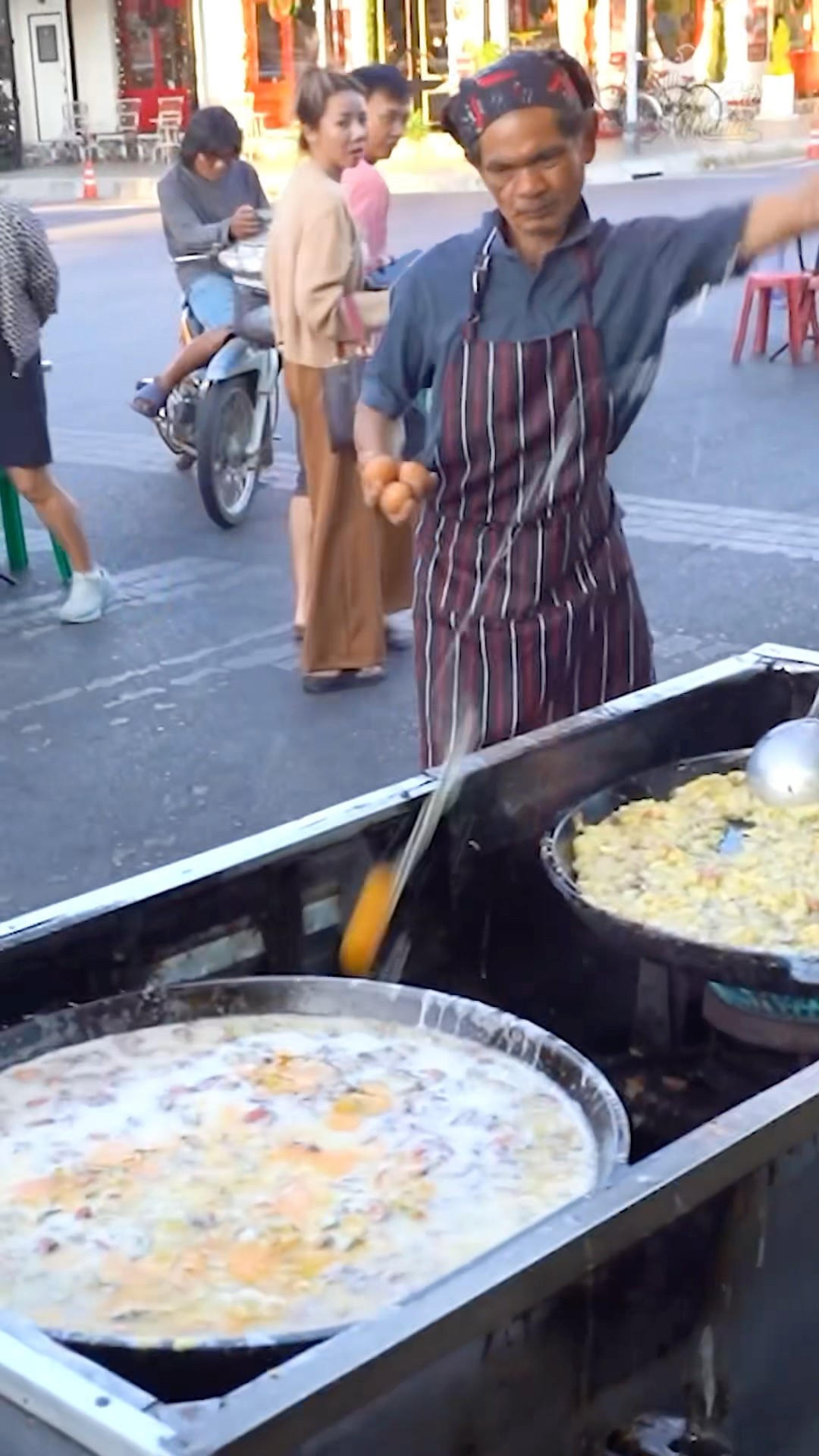 Action Omelette Chef Selling Crispy Fried Mussels Omelette #bangkok #shorts