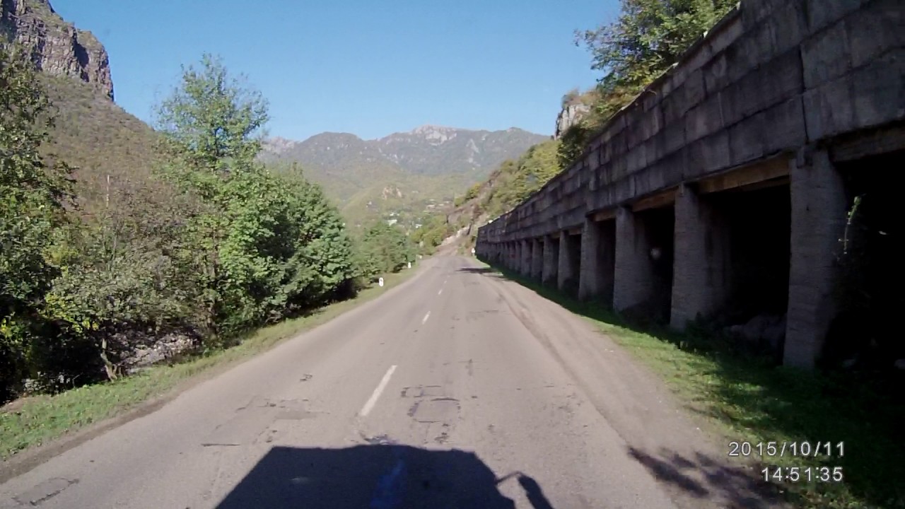 Армения. Едем через поселок Туманян. Очень красивый пейзаж.