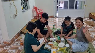 LÀM MÓN BÚN CHẢ NEM ĂN TRƯA, CÓ CHỊ LÀ PHAN CỦA 3 CHỊ EM Ở XA ĐẾN CHƠI, THẾ LÀ MỜI ĂN CÙNG