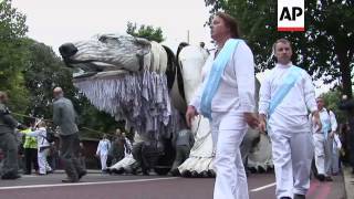 Download lagu Giant mechanical polar bear paraded through London in Greenpeace protest