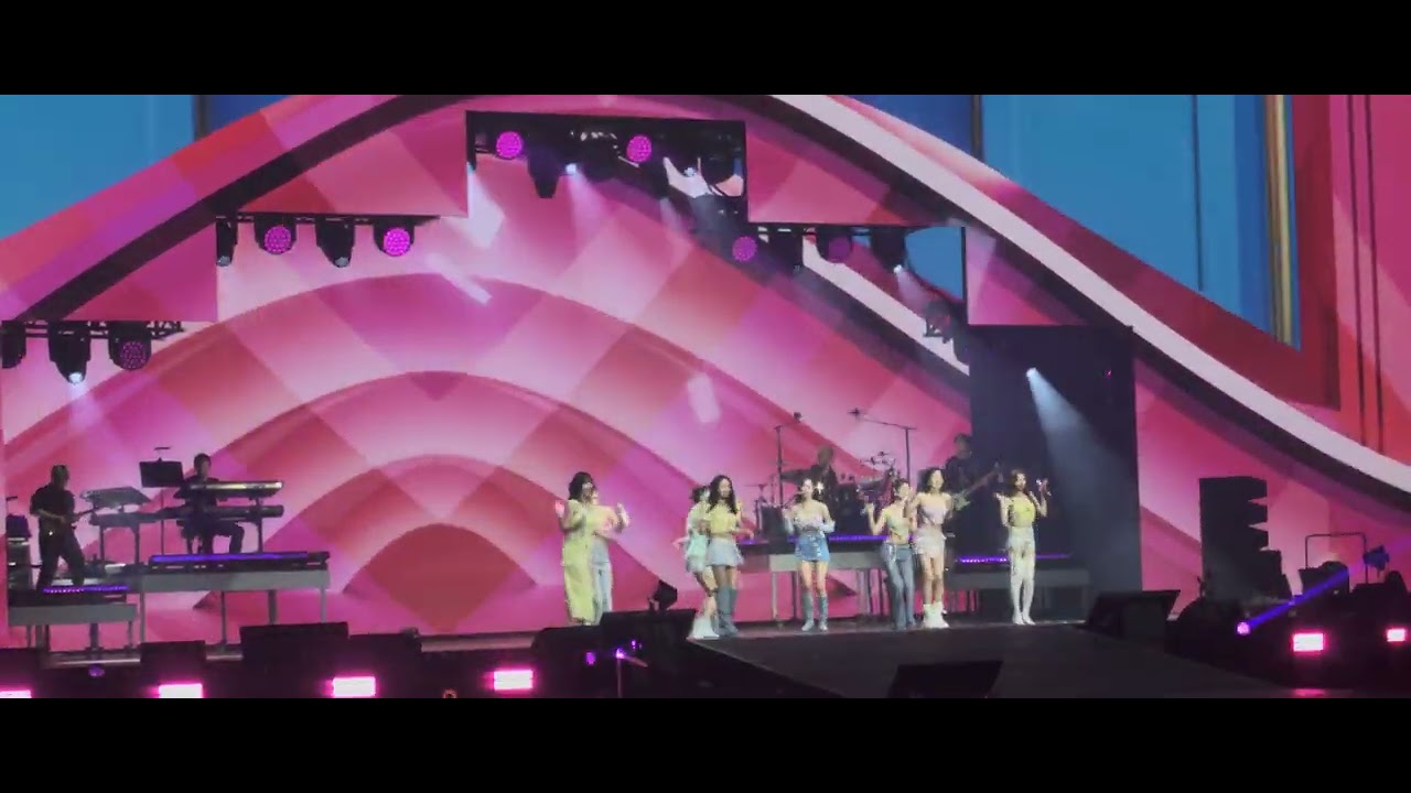 Twoce O2 Stage Heart Shaker, TWICE, Ready to be, World Tour, London, O2 Arena - YouTube