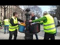 Ganaderos y agricultores montan una barbacoa frente al parlamento de Navarra