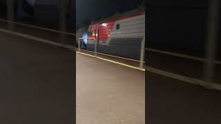 3ЭС4К-018 с грузовым поездом пролетает Белоостров #3эс4к #ржд #поезд #натуралальбертович #электровоз