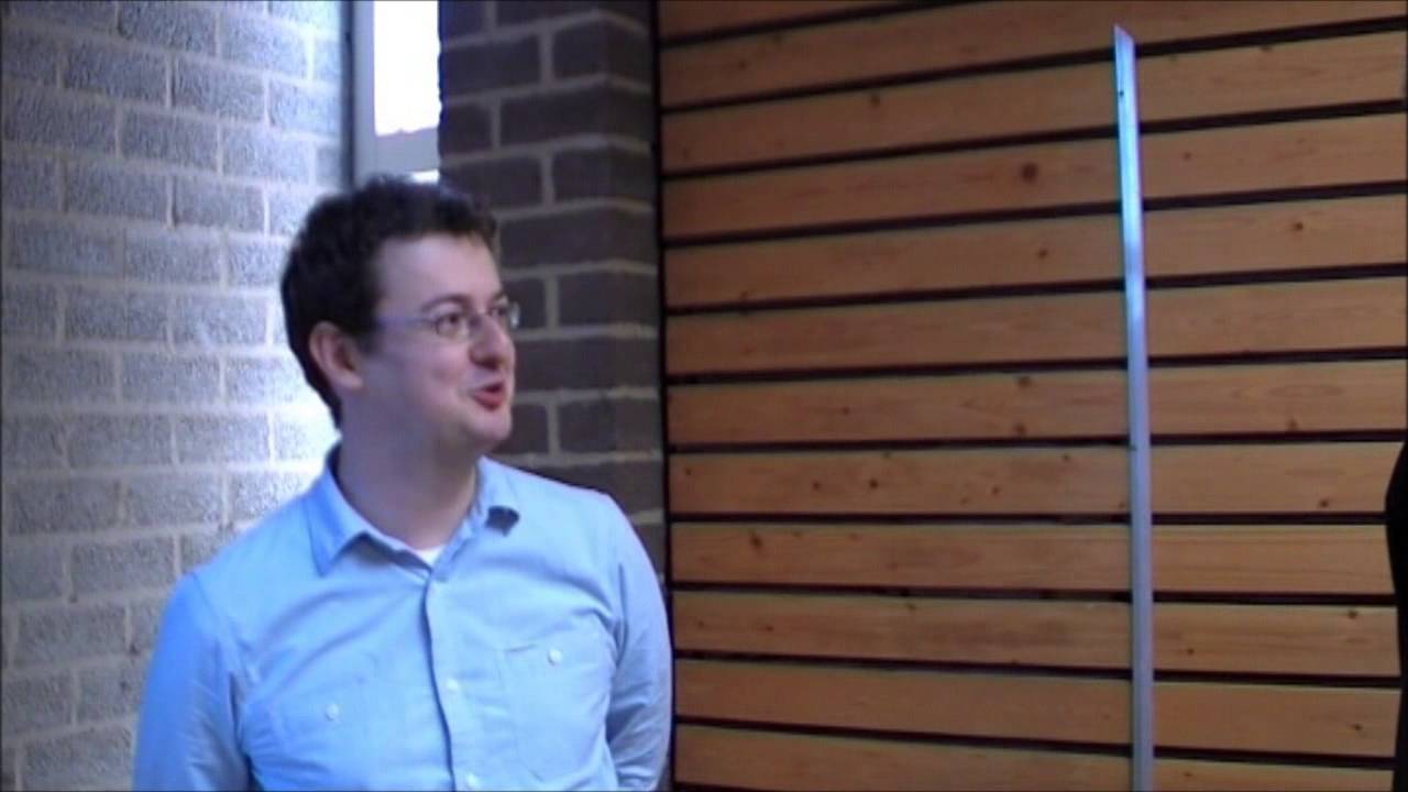 Perschef Peter Boel in gesprek met Erwin l'Ami