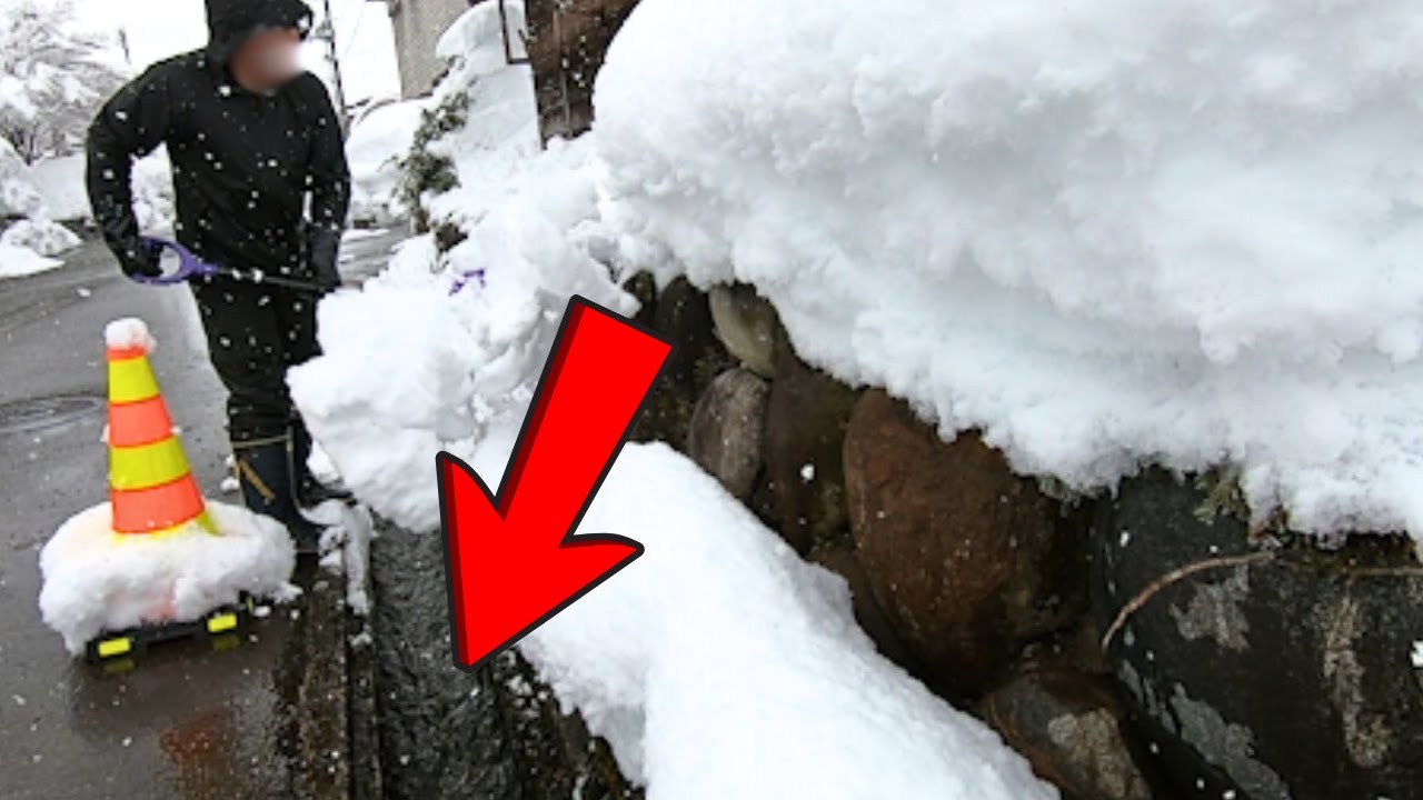 [ASMR] Dropping Snow from Stone Wall into Rushing Water 🌊 Purple Shovel #19