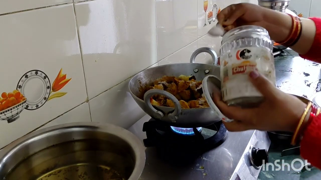 आज बनाना है आलू भाटा टमाटर की सब्जी और पूरी... 