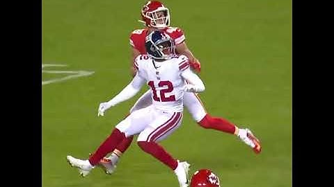 catches ball through pass interference 🏈🏈 Chiefs vs Giants