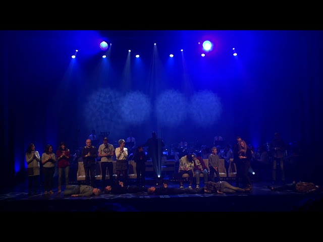 Voici un extrait de mon deuxième spectacle d'Hypnose, "Il était une fois... la suite", joué le 8 décembre 2019 devant 650 personnes au Théâtre du Crochetan (Monthey, Valais, Suisse).

Toute la musique du spectacle (quasiment 1h30 de musique) a été jouée en direct sur scène par l'Harmonie de Monthey.

Que de bons souvenirs! Je me réjouis de vous retrouver très bientôt!
Le spectacle doit continuer!!