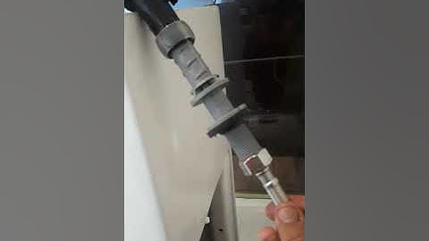 Thay dây mềm cấp nước cho bồn cầu BRAVAT và cái kết bị hỏng ren ngoài chân phao cấp nước