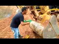 proses pengisian gemuk pada alat berat beko sebelum bekerja | Excavator alat berat konstruksi
