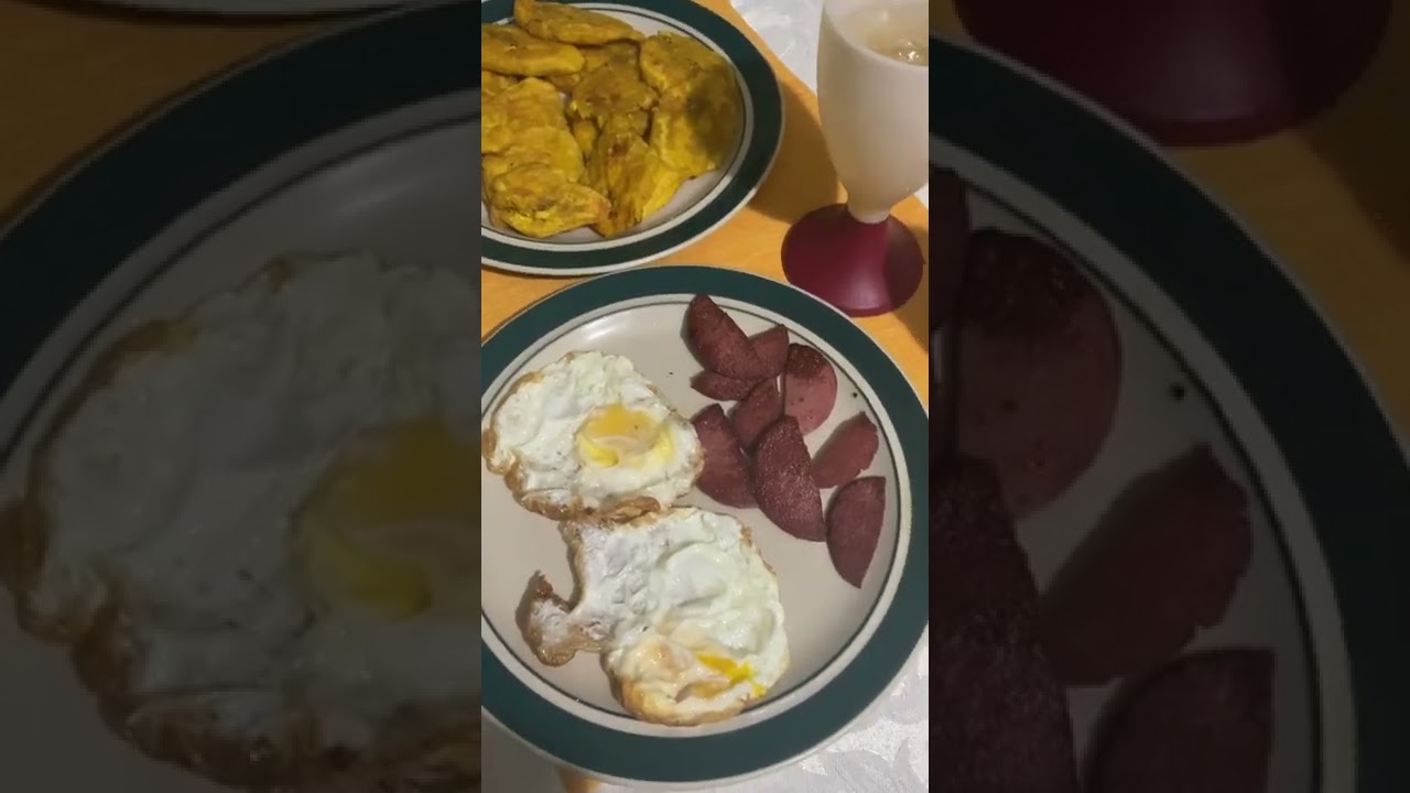 Uno rico y delicioso plátano frito con salami y huevo muy a mi estilo