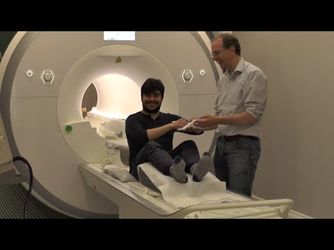 Tomás gets an MRI of his brain  - توماس يجري تصوير الرنين المغناطيسي للدماغ