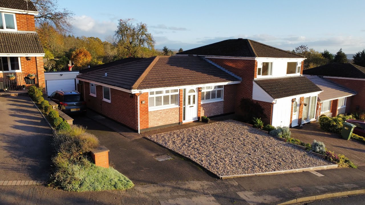 Virtual tour: A spacious bungalow with Garage