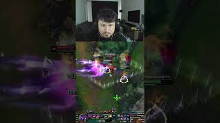 Koç Savaşıyor Dayı Elinde Mısır Ile Izliyor