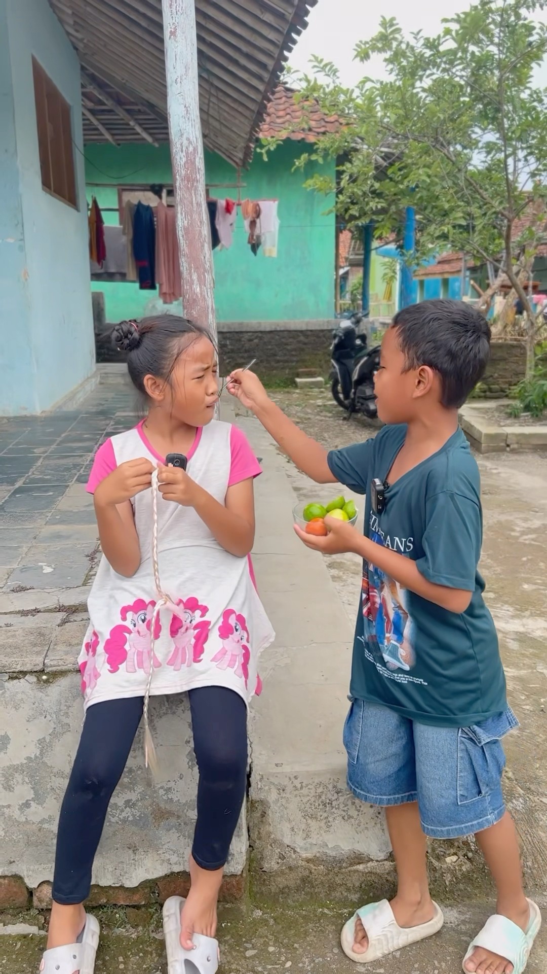 Reaksi Bocil Makan Jeruk, Rasanya Asam Banget! ??