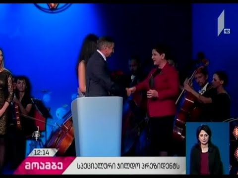 პოლონეთში, ეკონომიკურ ფორუმზე ვიქტორ იუშენკომ საქართველოს პრეზიდენტს სპეციალური ჯილდო გადასცა