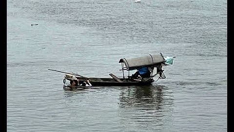 Thượng úy quân đội bất chấp hiểm nguy nhảy sông cứu cô gái bị đuối nước