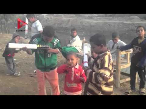 أطفال الصعيد يلعبون ب قنابل صوت في قنا