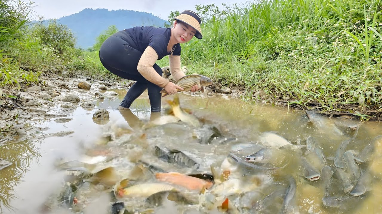 The girl used a pump to suck water out of the deep puddle, catching a ...